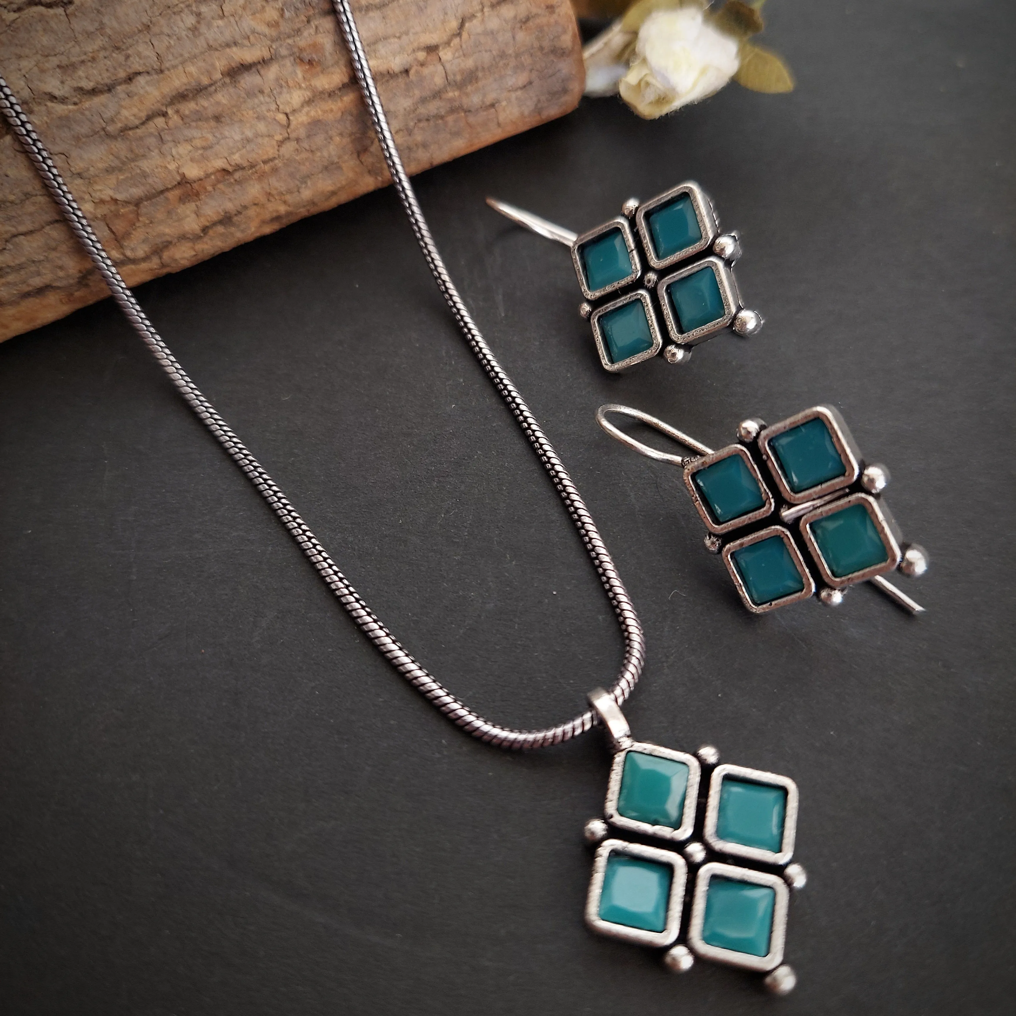 Aashirs Silver Toned Stone Setting Pendant Earring Set - Teal Green