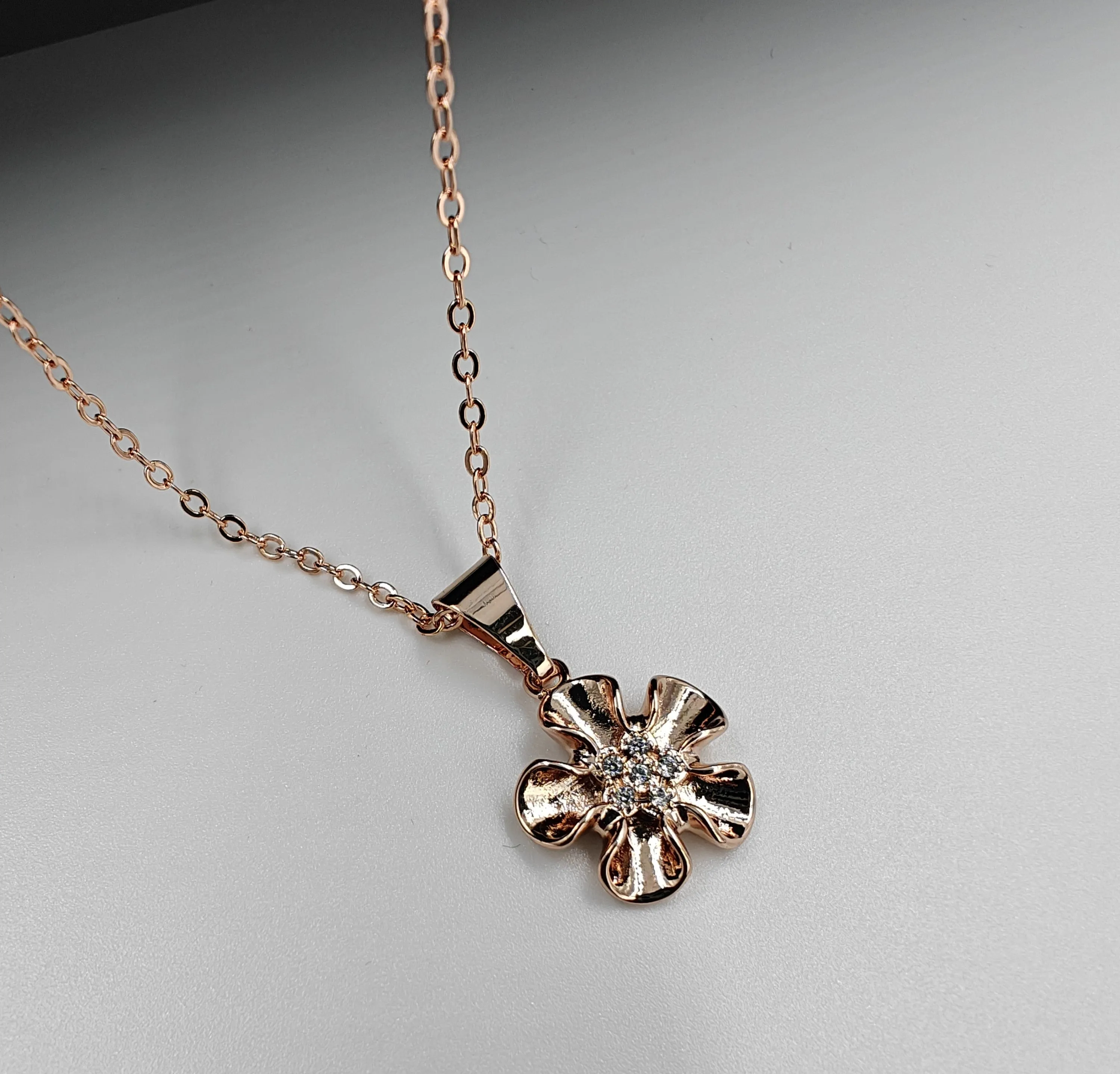Waterproof Flower pendent chain | Rose gold | Daily wear